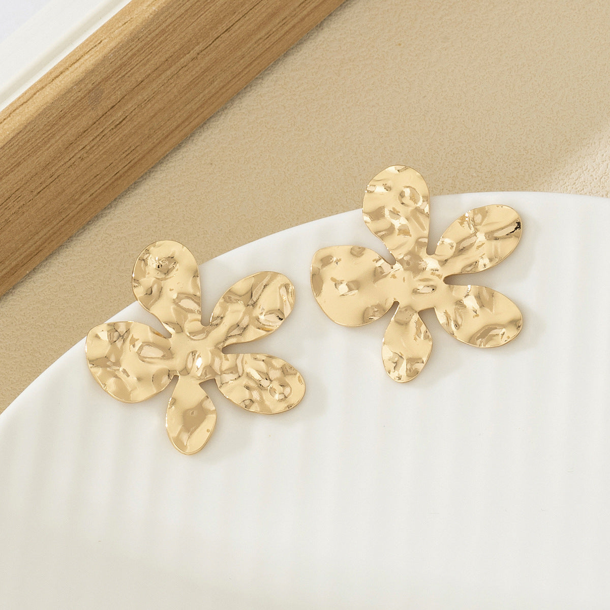 Sweet Retro Exaggerated Flower Earrings For Unisex, Made Of Alloy In Gold Color