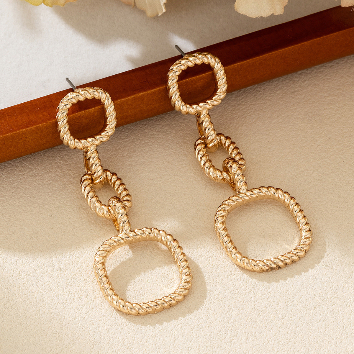 Retro Gold Drop Earrings Featuring A Geometric Knot Circle Design For Elegant Style