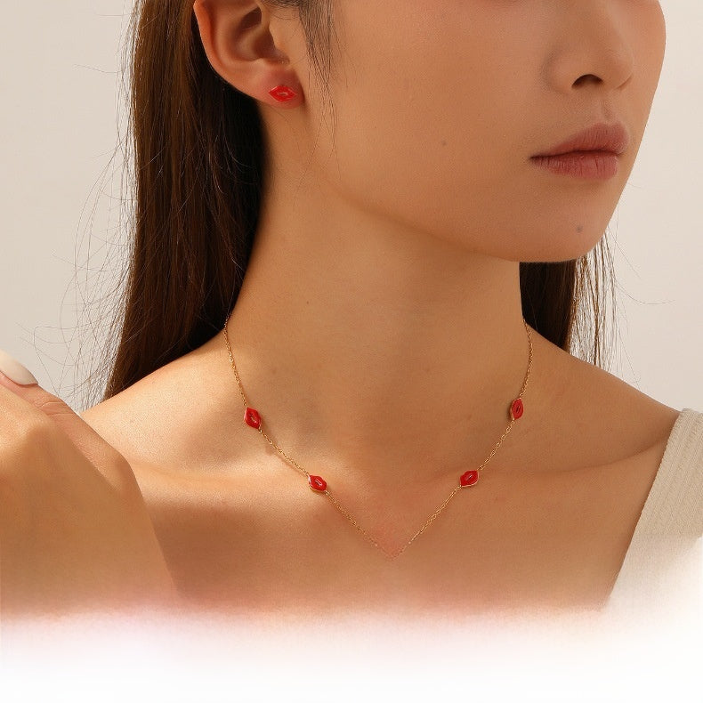 Golden Jewelry Set Featuring Lips Pattern, Stylish And Elegant Design For Special Occasions