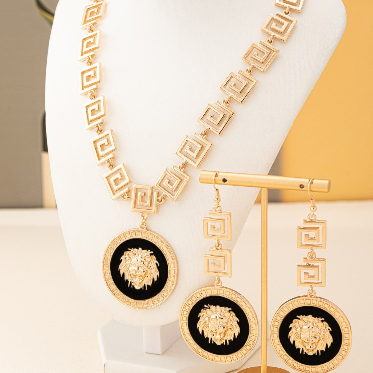 Hip-Hop Jewelry Set Featuring Lion Pattern Made Of Durable Alloy, 1 Set