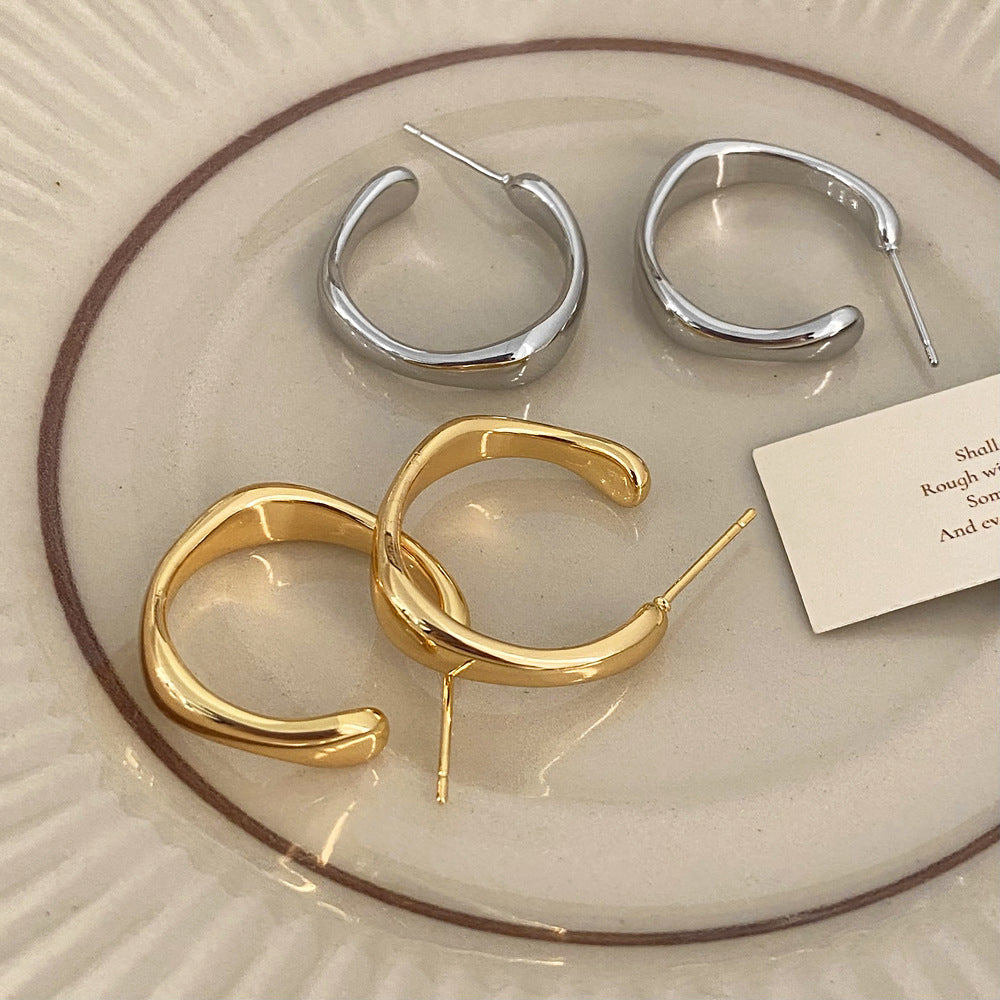 Simple Style Circle Stud Earrings For Women In Golden Alloy Material