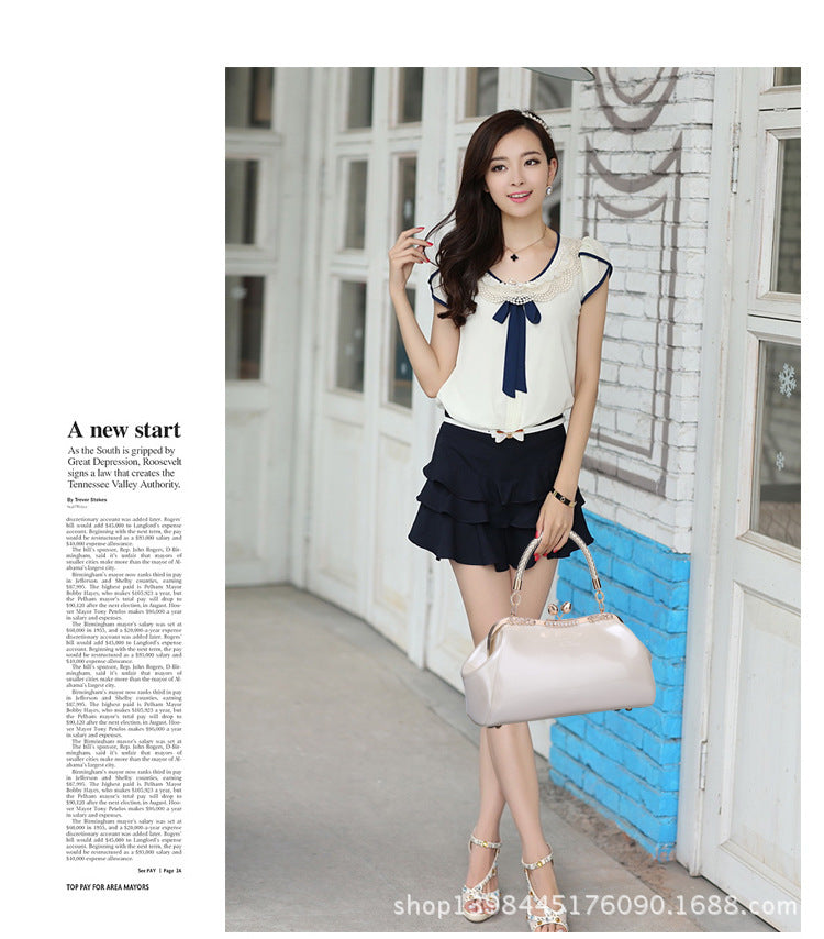 Square Shoulder Bag For Women In Patent Leather Featuring Elegant Design