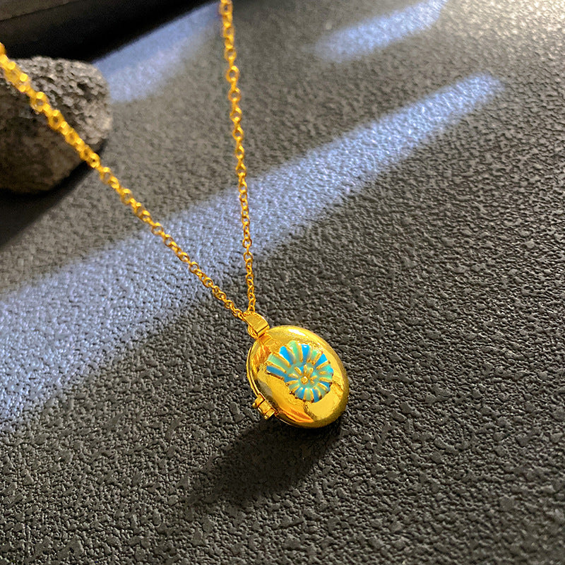 Sunflower Necklace For Women Featuring A Delicate Shell Pattern In Elegant Golden Tone