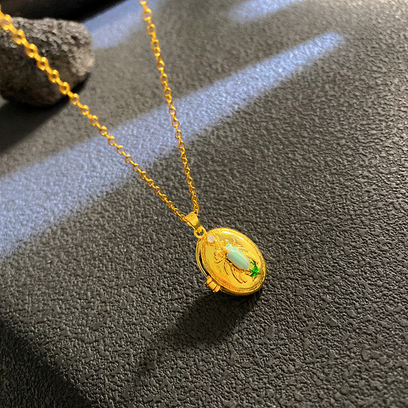 Sunflower Necklace For Women Featuring A Delicate Shell Pattern In Elegant Golden Tone