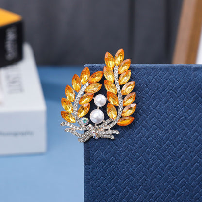 Pin Brooches Made Of Alloy Available In Elegant Golden Color