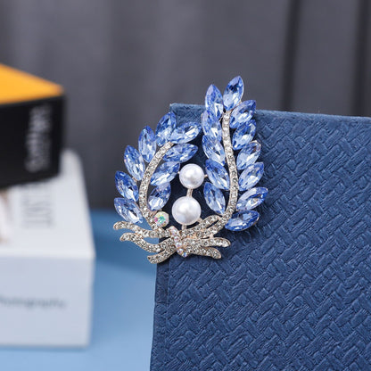 Pin Brooches Made Of Alloy Available In Elegant Golden Color