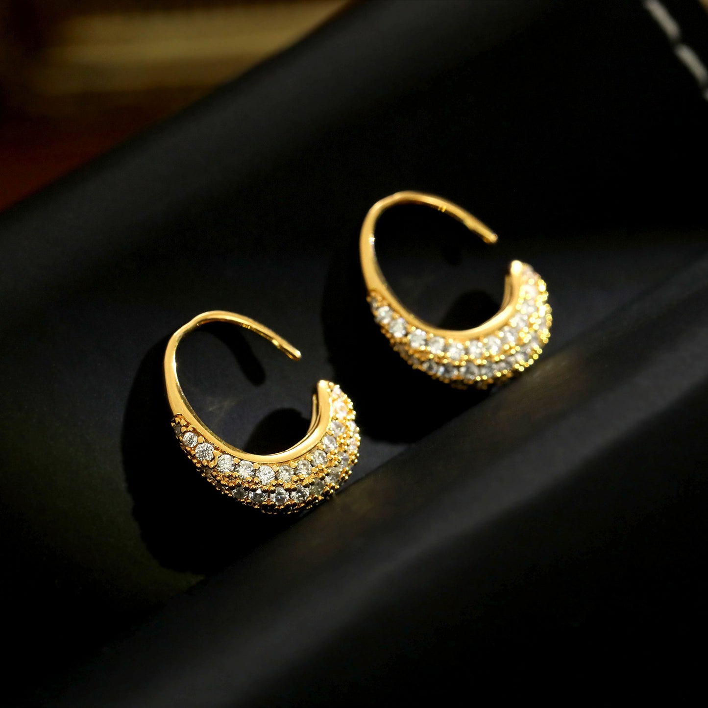 Retro Round Stud Earrings For Women Featuring Classic Ear Hook Design