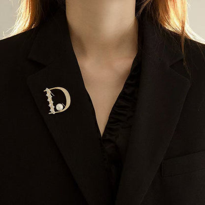 Letter Pattern Brooches With Artificial Gemstones In Alloy, Simple Style Brooches Available In Golden