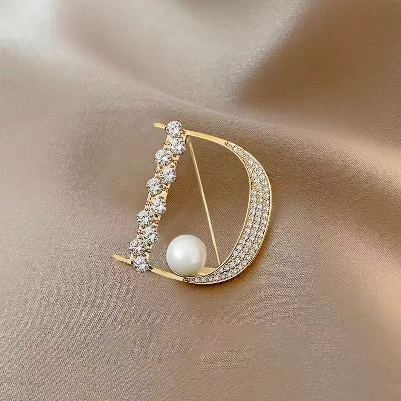 Letter Pattern Brooches With Artificial Gemstones In Alloy, Simple Style Brooches Available In Golden