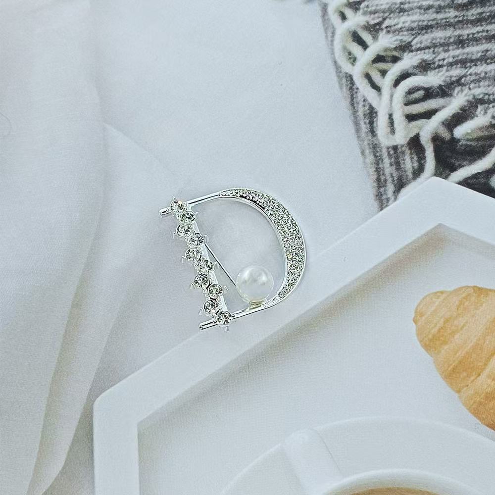 Letter Pattern Brooches With Artificial Gemstones In Alloy, Simple Style Brooches Available In Golden
