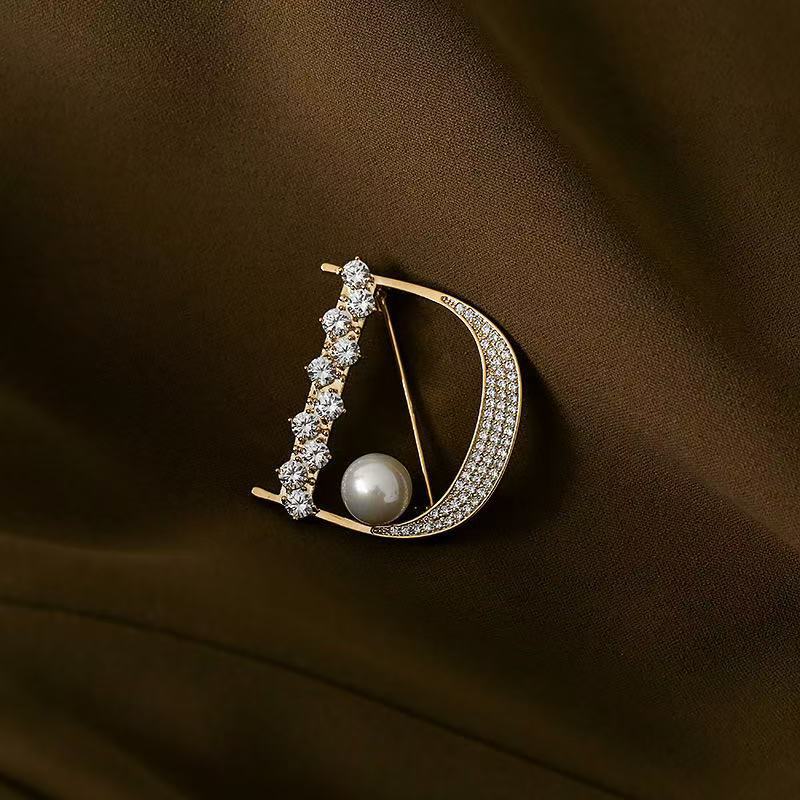 Letter Pattern Brooches With Artificial Gemstones In Alloy, Simple Style Brooches Available In Golden