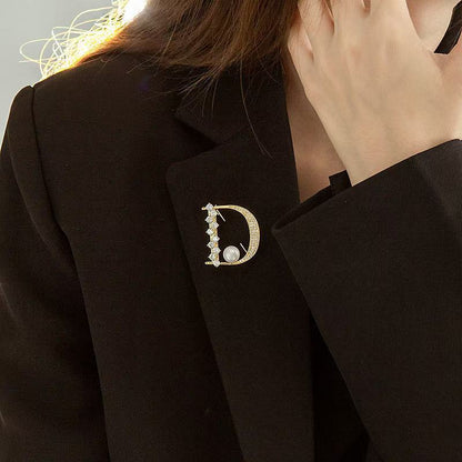 Letter Pattern Brooches With Artificial Gemstones In Alloy, Simple Style Brooches Available In Golden