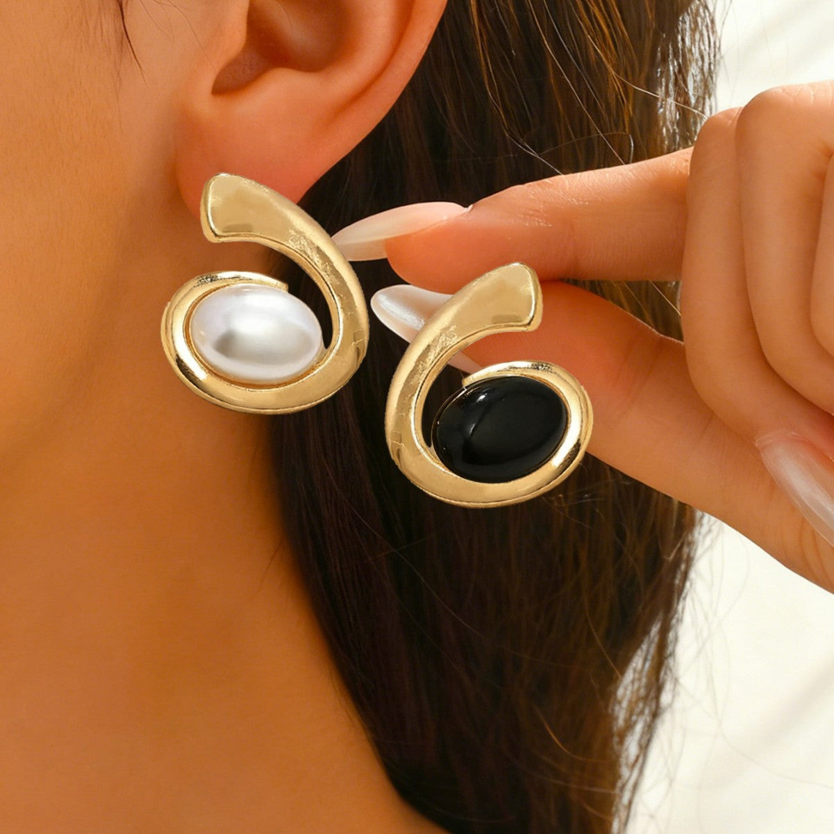 Spiral Stripe Stud Earrings For Women In Golden Alloy