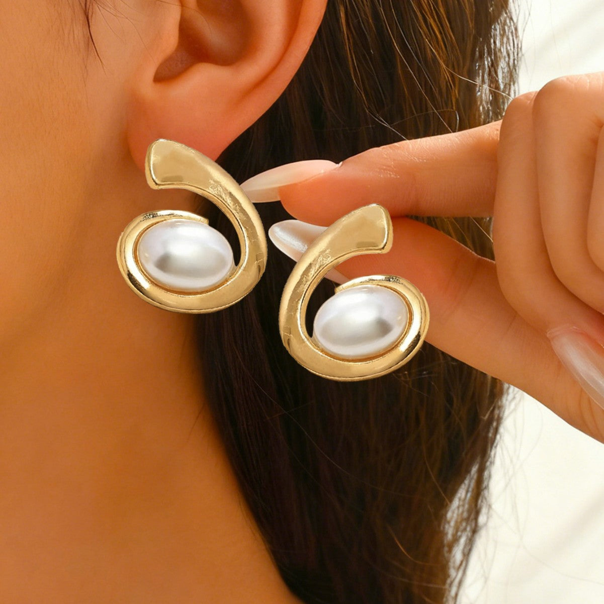Spiral Stripe Stud Earrings For Women In Golden Alloy