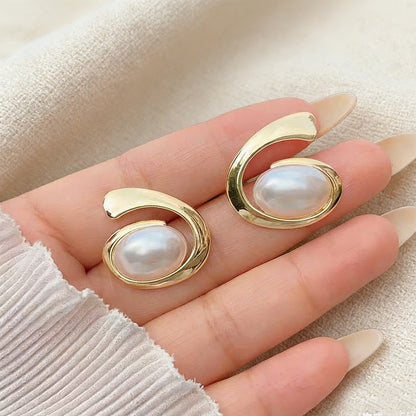 Spiral Stripe Stud Earrings For Women In Golden Alloy