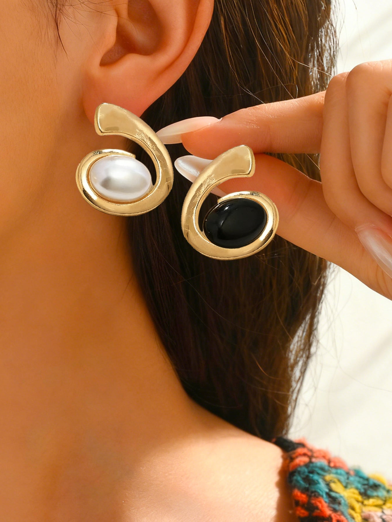 Spiral Stripe Stud Earrings For Women In Golden Alloy