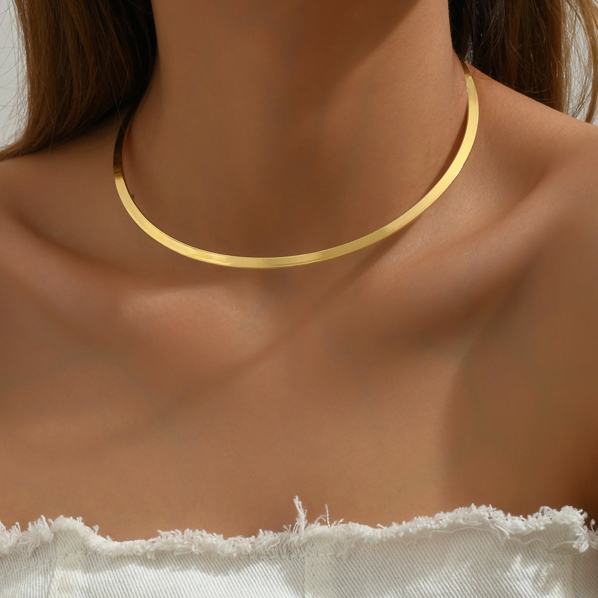 For Choker Featuring Golden Metal Design, Stylish And Elegant Accessory