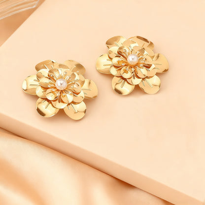 Flowers Stud Earrings For Women In Golden Alloy, Elegant Floral Design For Everyday Wear