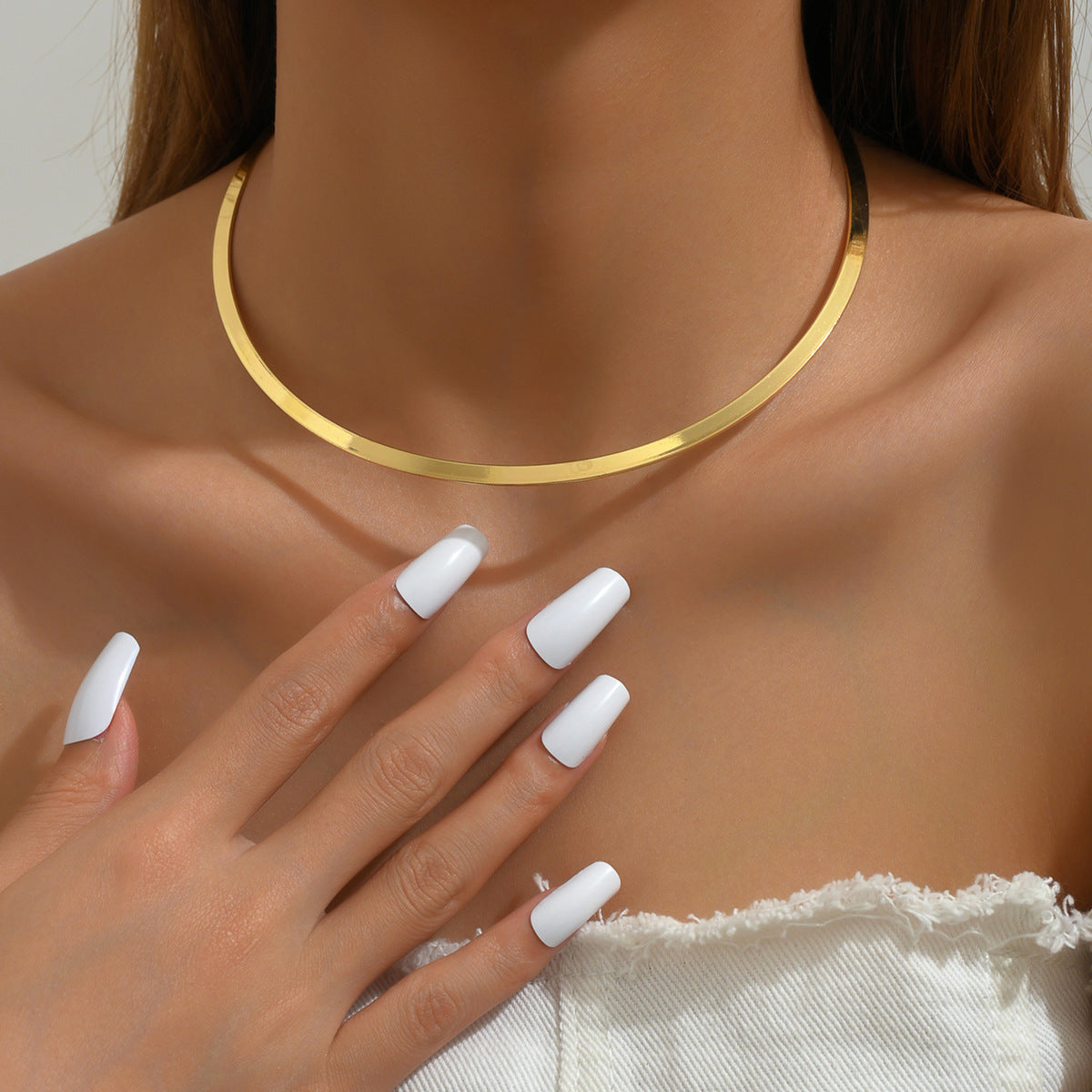 For Choker Featuring Golden Metal Design, Stylish And Elegant Accessory