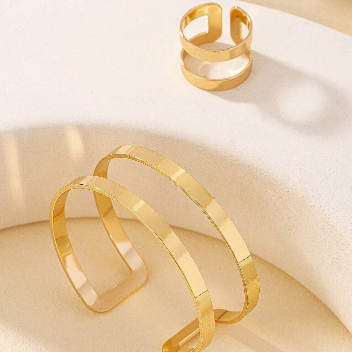 Golden Jewelry Set Featuring Metal Material For Elegant Wear