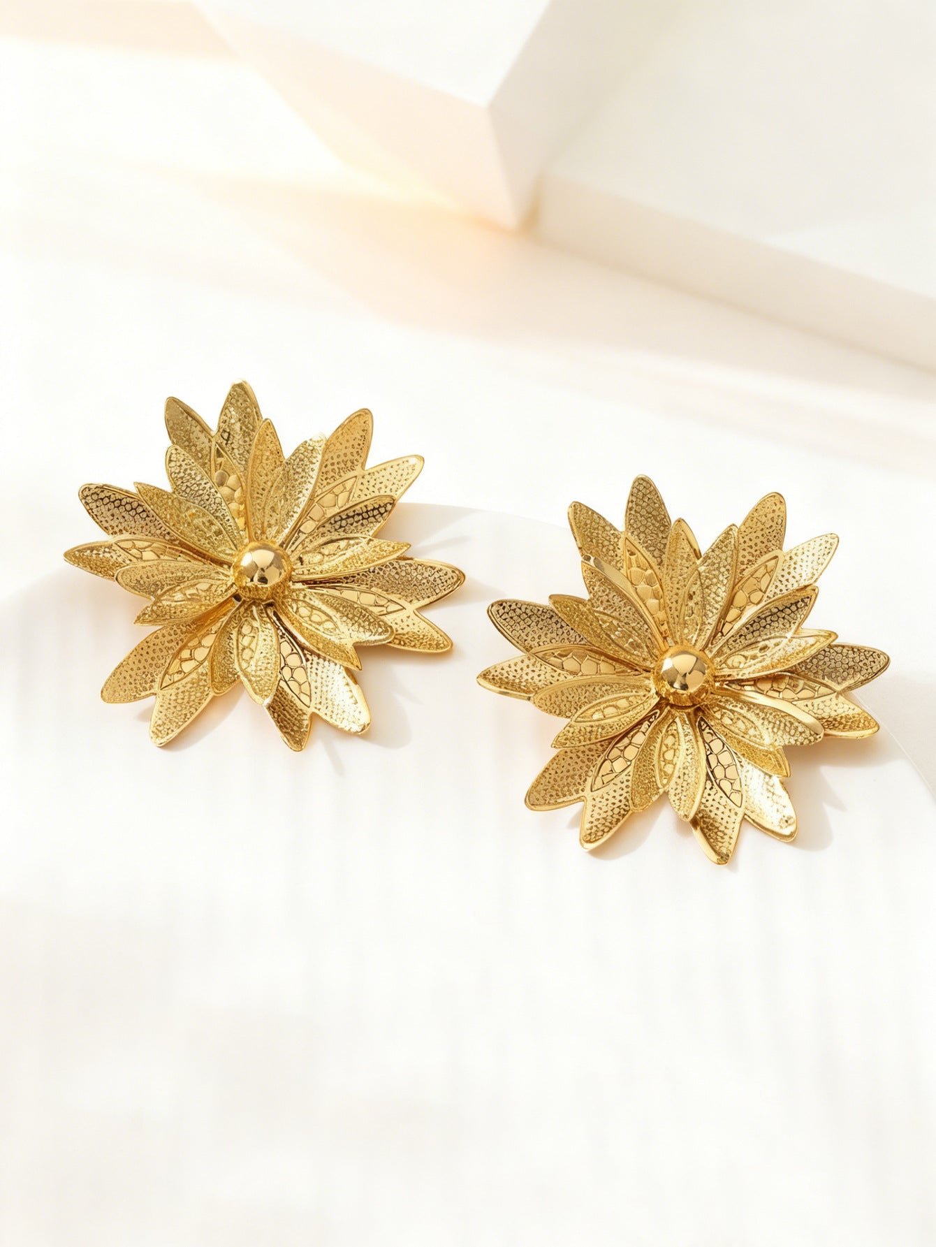 Retro Flowers Stud Earrings For Unisex Featuring Red Alloy Design