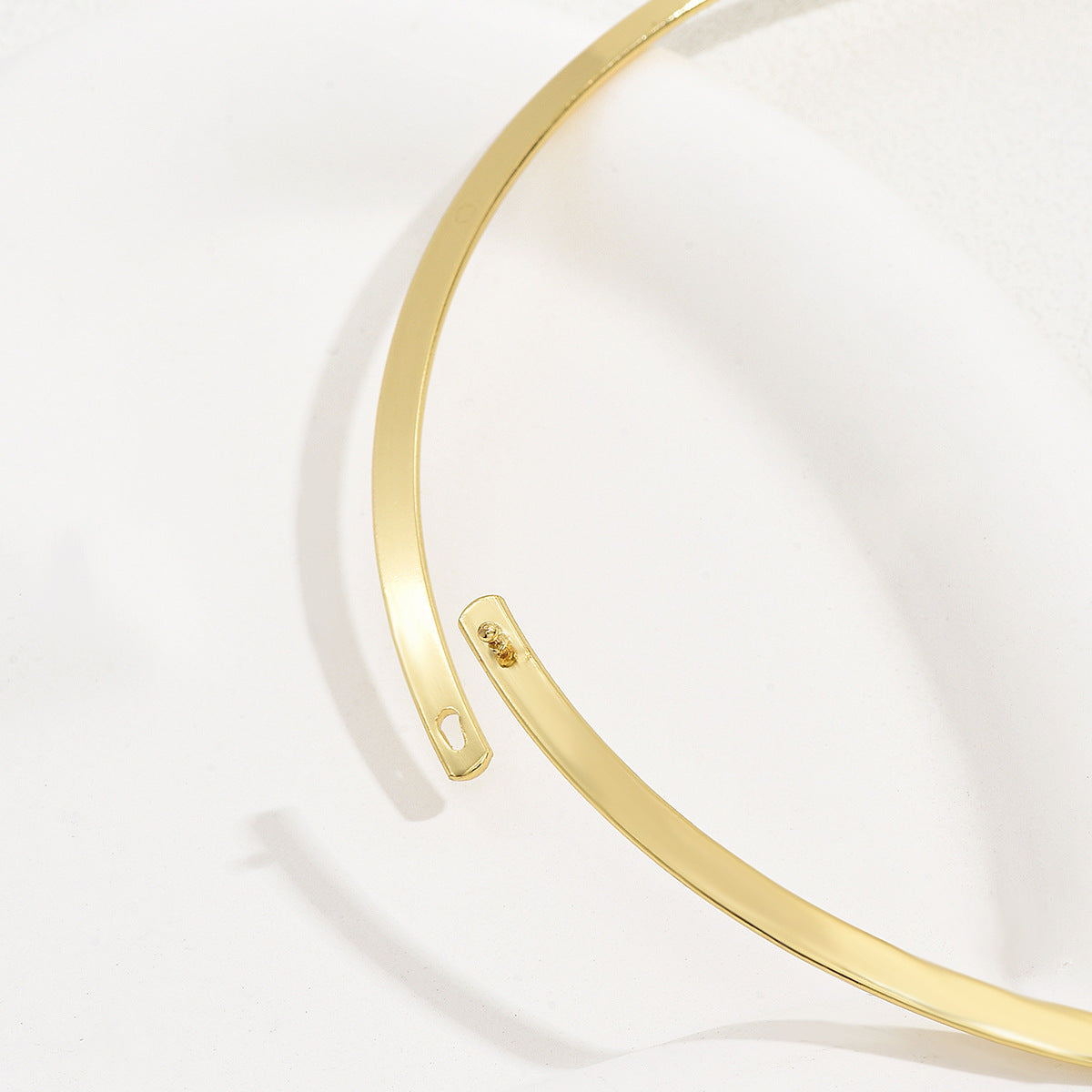 For Choker Featuring Golden Metal Design, Stylish And Elegant Accessory