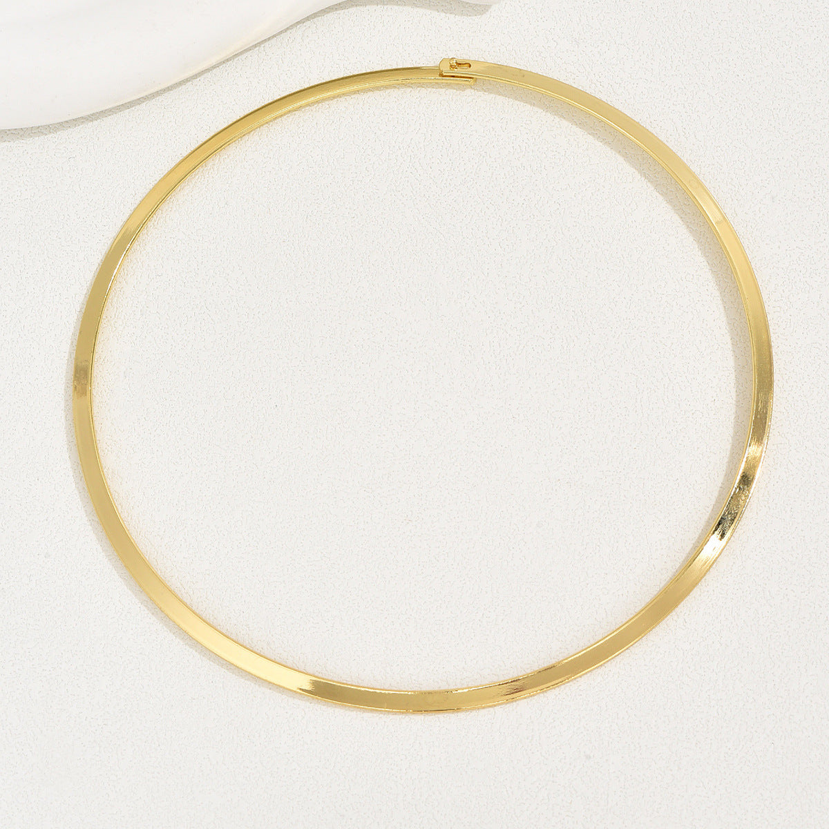 For Choker Featuring Golden Metal Design, Stylish And Elegant Accessory