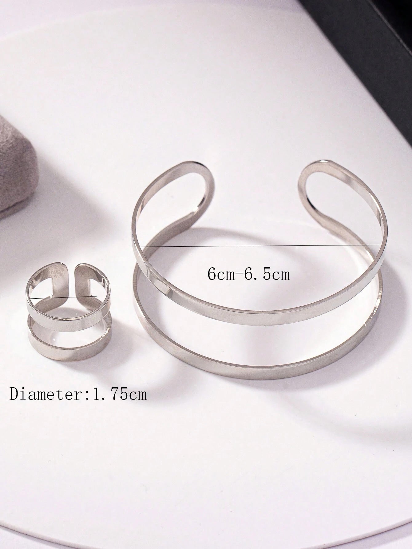Golden Jewelry Set Featuring Metal Material For Elegant Wear