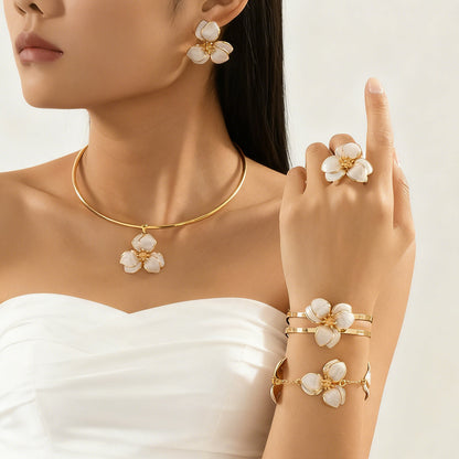 New Style Jewelry Set Featuring Flowers Pattern Made Of Durable Alloy