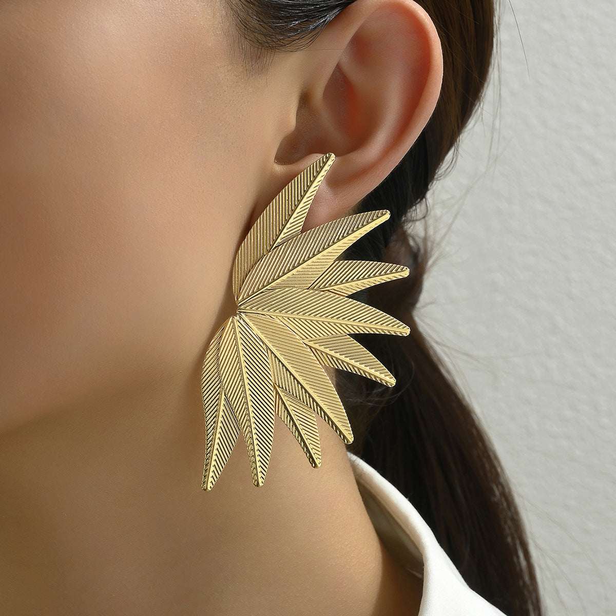 Retro Golden Metal Leaves Stud Earrings For Stylish Everyday Wear