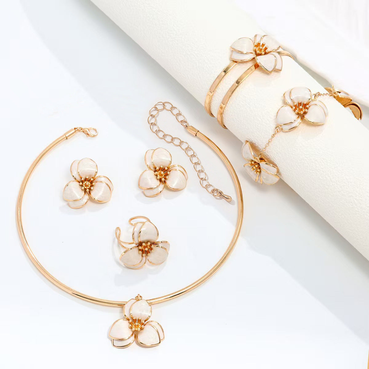 New Style Jewelry Set Featuring Flowers Pattern Made Of Durable Alloy