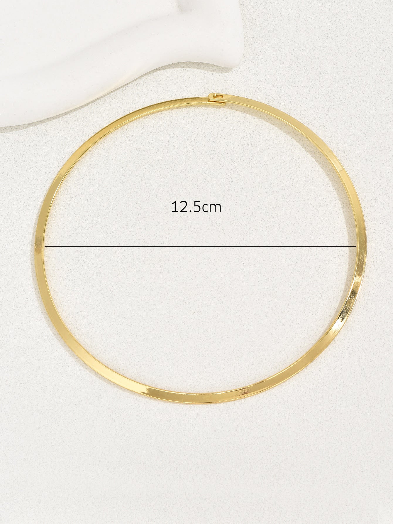 For Choker Featuring Golden Metal Design, Stylish And Elegant Accessory