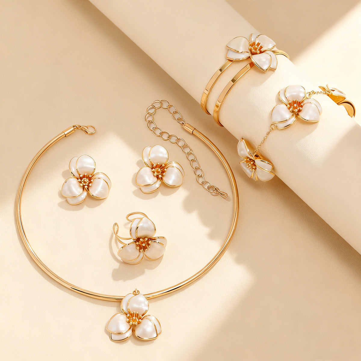 New Style Jewelry Set Featuring Flowers Pattern Made Of Durable Alloy