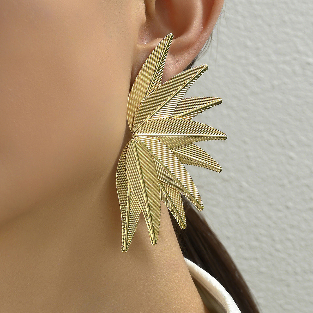 Retro Golden Metal Leaves Stud Earrings For Stylish Everyday Wear