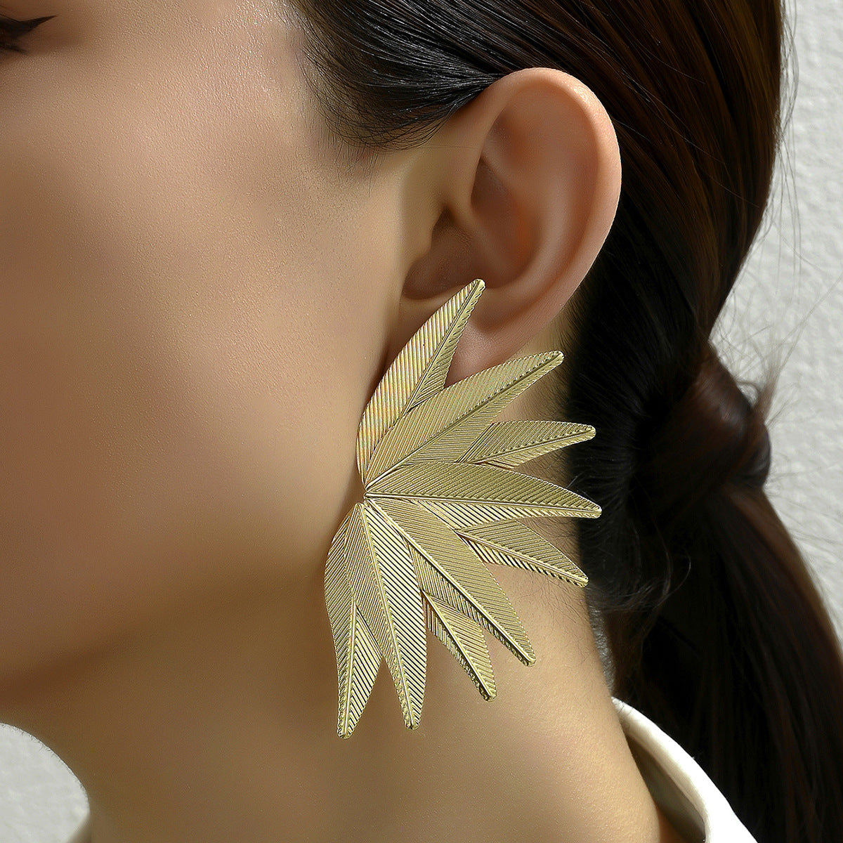 Retro Golden Metal Leaves Stud Earrings For Stylish Everyday Wear