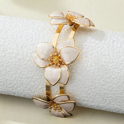 New Style Jewelry Set Featuring Flowers Pattern Made Of Durable Alloy