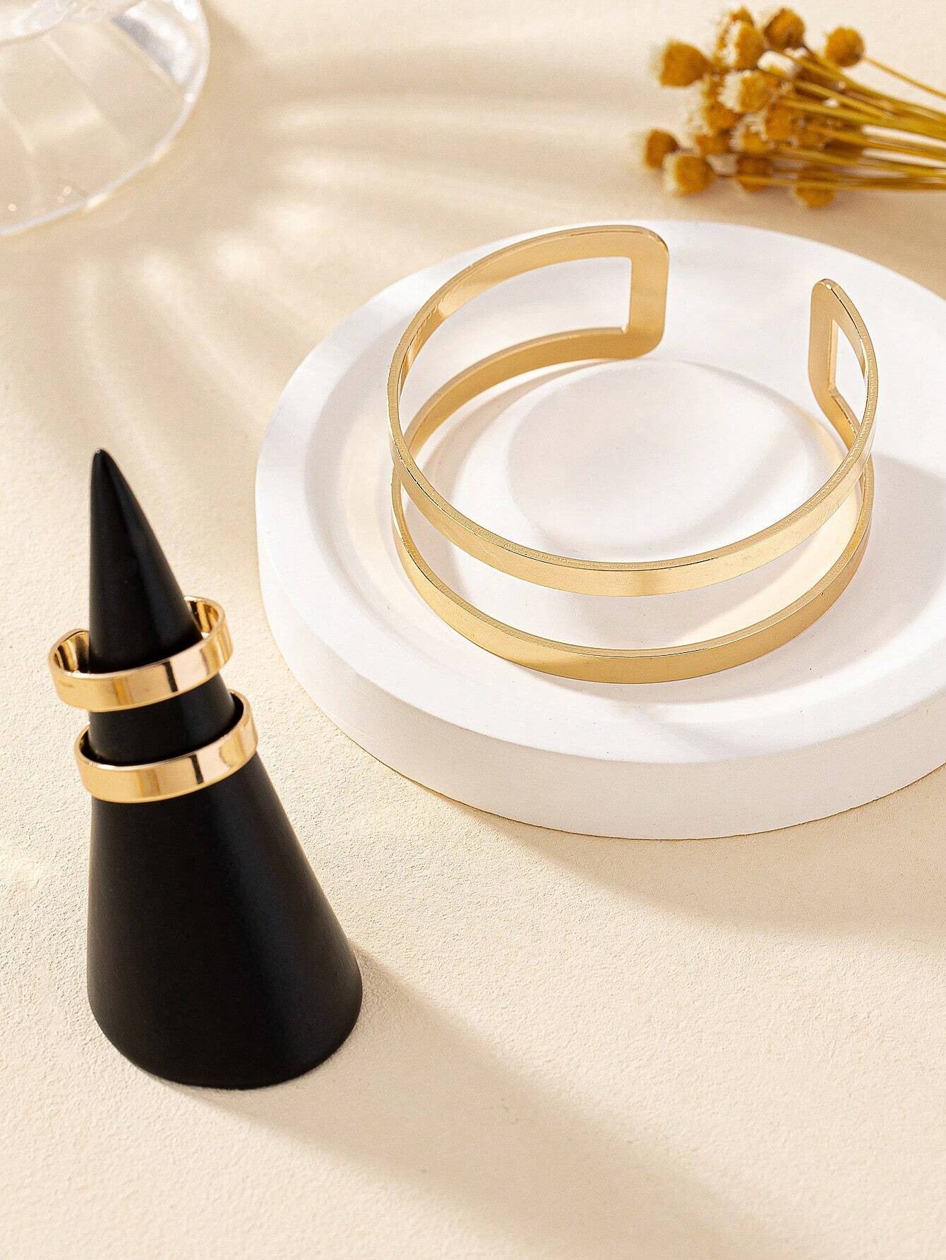 Golden Jewelry Set Featuring Metal Material For Elegant Wear