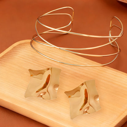Retro Jewelry Set In Golden Featuring Geometric Pattern And Durable Alloy Material