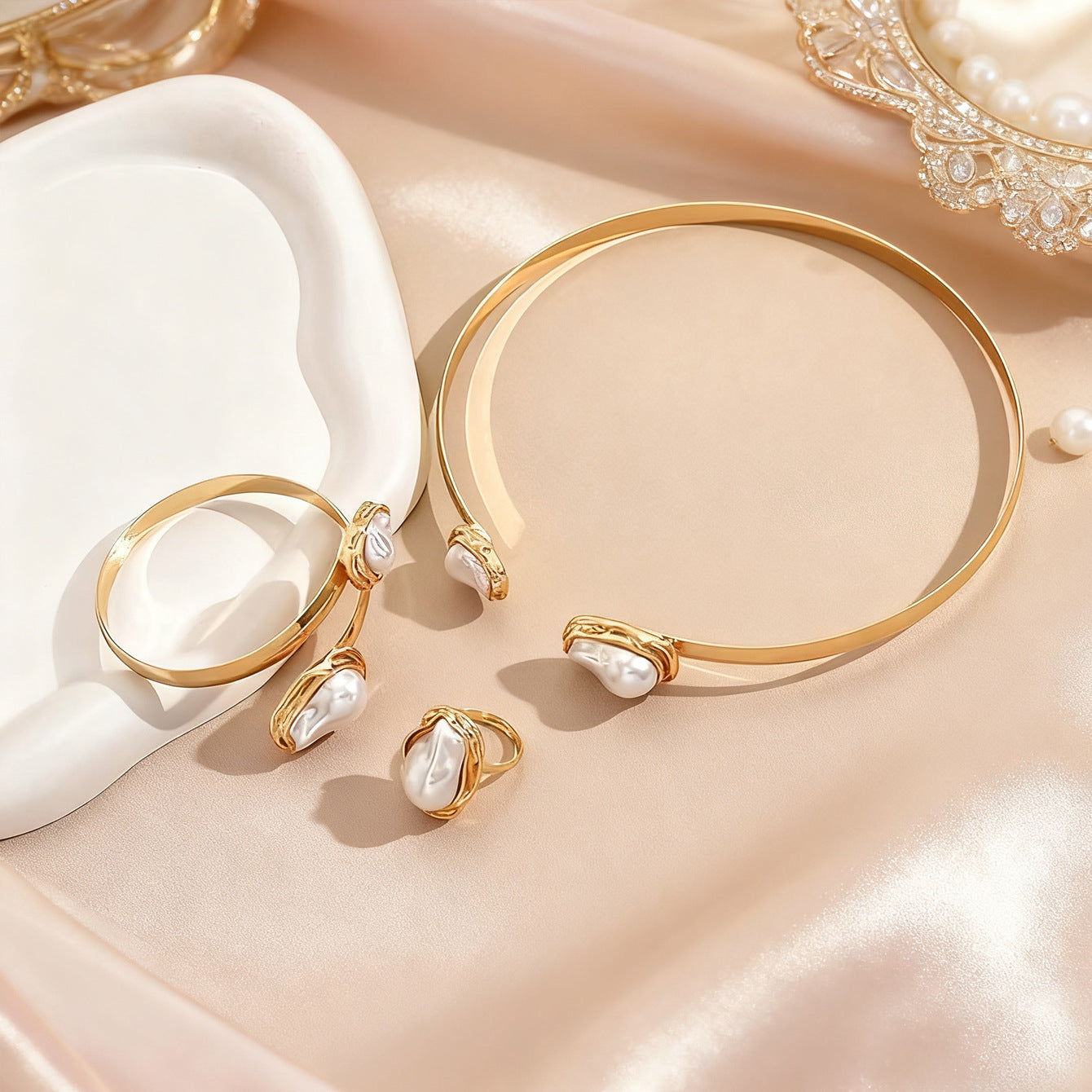 Baroque Style Alloy Bangle For Women Featuring Electroplated Gold Plating Process, 1 Set