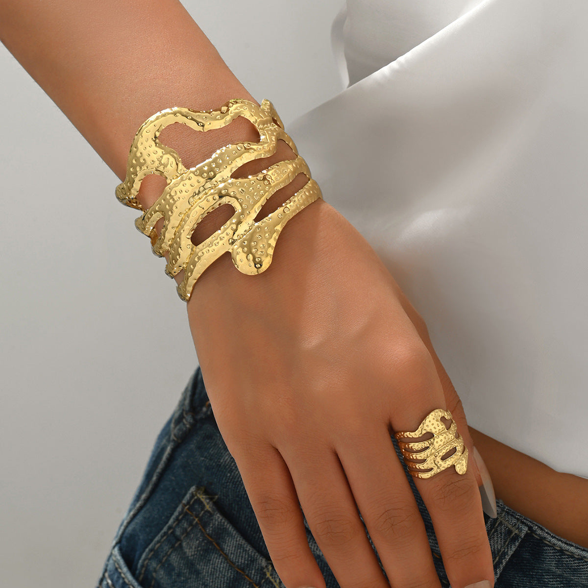 Golden Snake Pattern Alloy Jewelry Set For Unisex Featuring Elegant Design