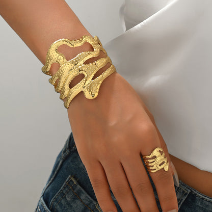 Golden Snake Pattern Alloy Jewelry Set For Unisex Featuring Elegant Design