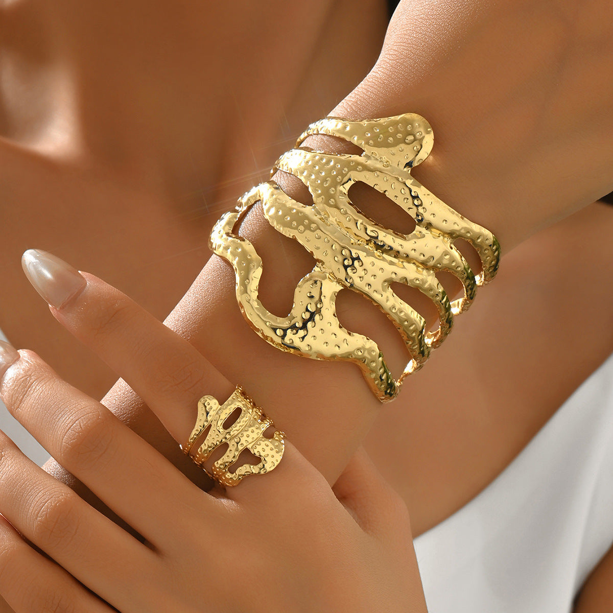 Golden Snake Pattern Alloy Jewelry Set For Unisex Featuring Elegant Design