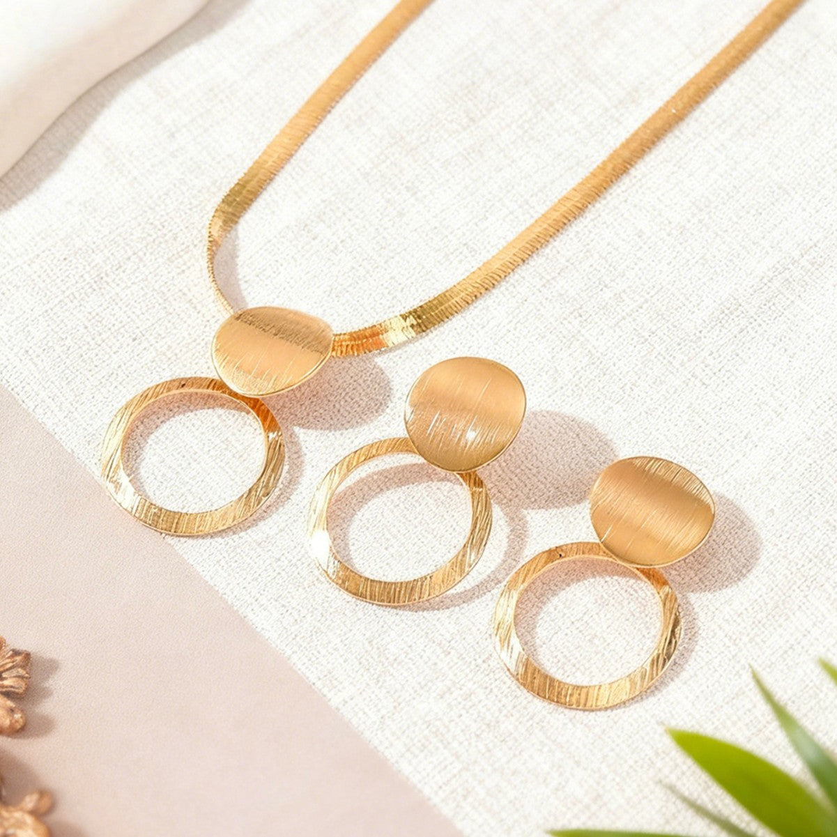 Golden Round Alloy Jewelry Set Featuring A Snake Chain, 1 Set