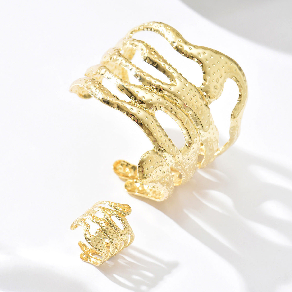 Golden Snake Pattern Alloy Jewelry Set For Unisex Featuring Elegant Design