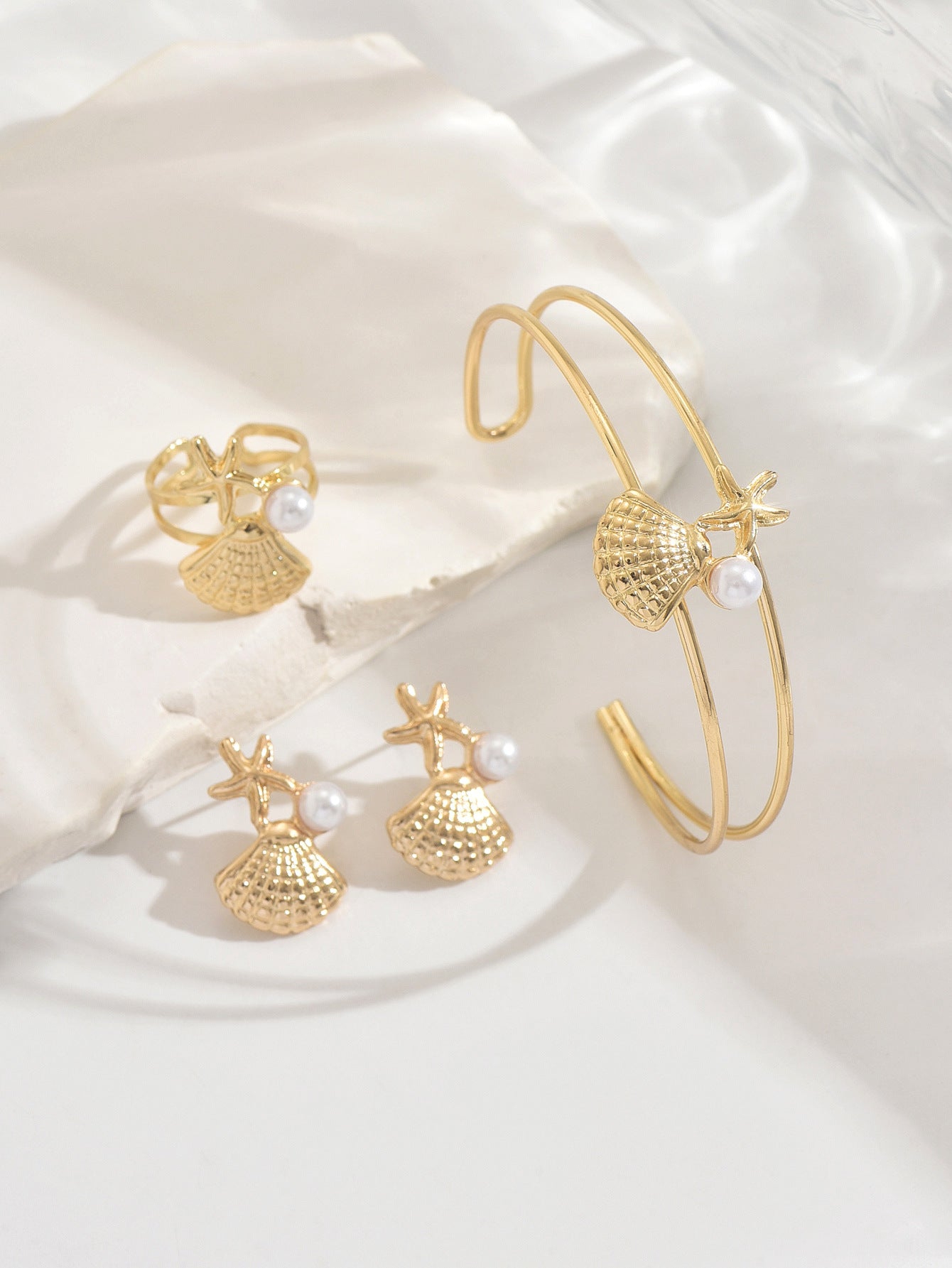 Golden Jewelry Set Featuring Ocean Pattern Made Of Durable Metal, Perfect For Elegant Occasions