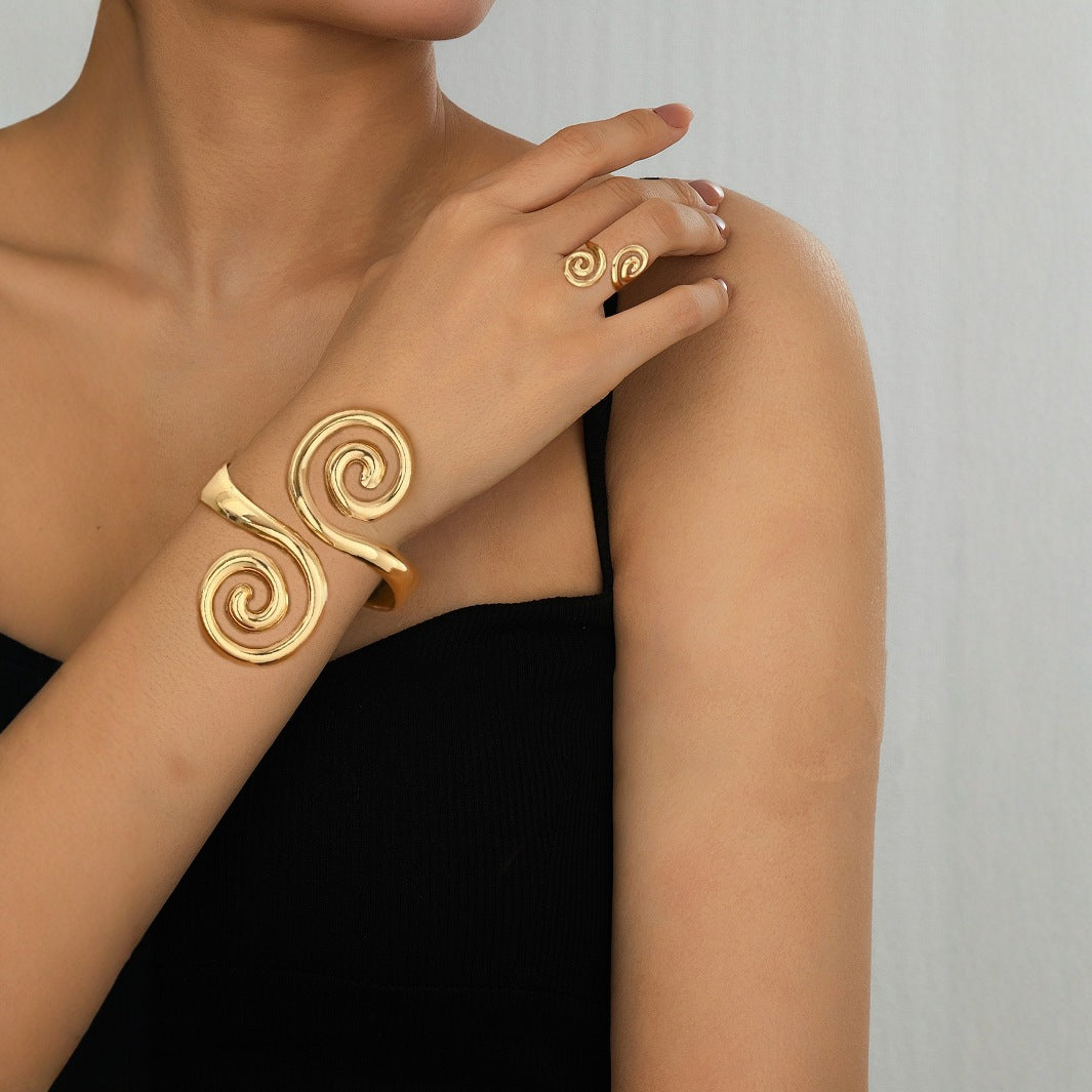 Golden Jewelry Set Featuring Geometric Pattern Made Of Metal