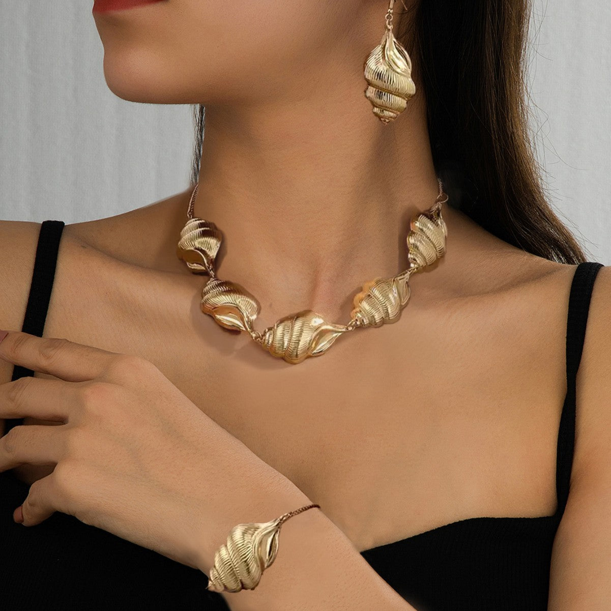 Golden Jewelry Set Featuring Conch Pattern Made Of Metal