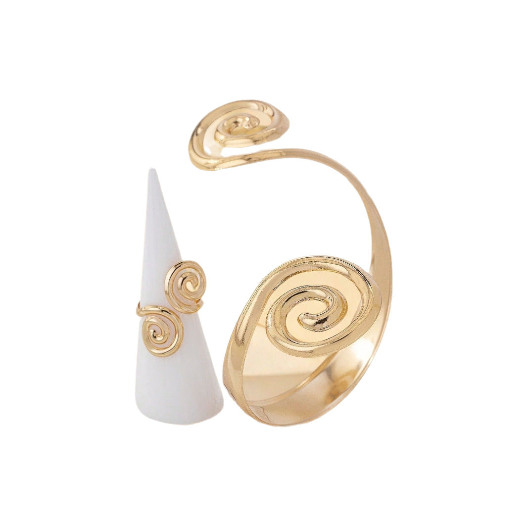 Golden Jewelry Set Featuring Geometric Pattern Made Of Metal