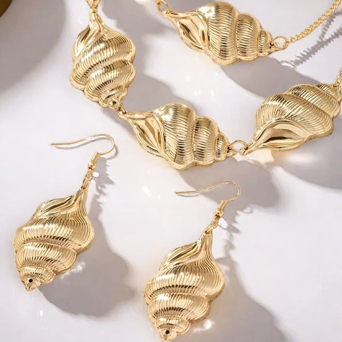 Golden Jewelry Set Featuring Conch Pattern Made Of Metal