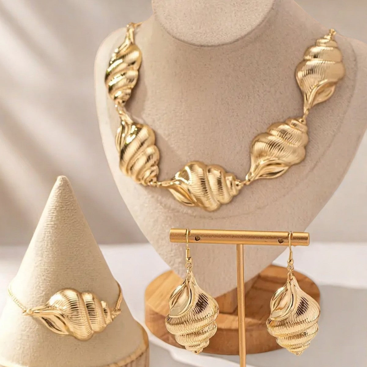 Golden Jewelry Set Featuring Conch Pattern Made Of Metal